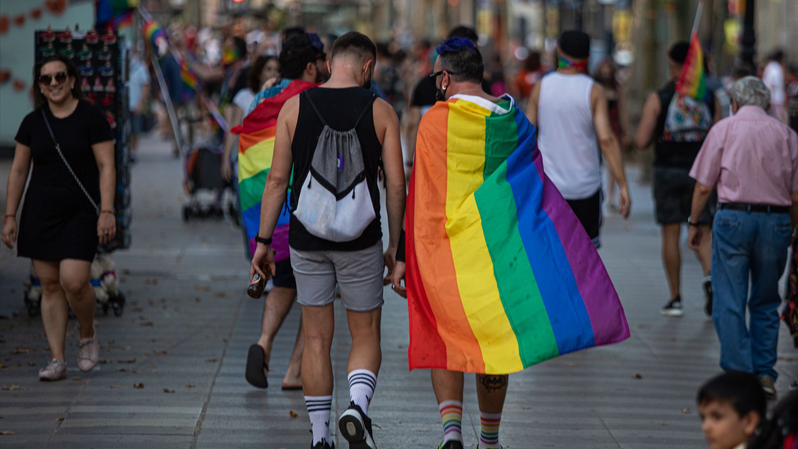 Dos persones caminen després d'una marxa de l'Orgull LGTBI