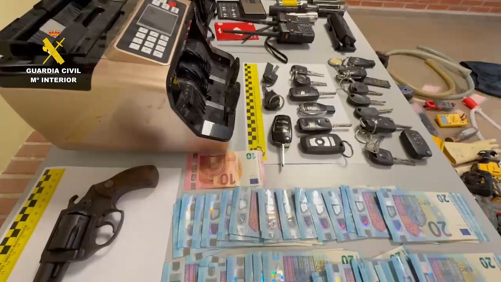 Diners en efectiu i claus dels vehicles sostrets que ha trobat la Guàrdia Civil en els escorcolls domiciliaris