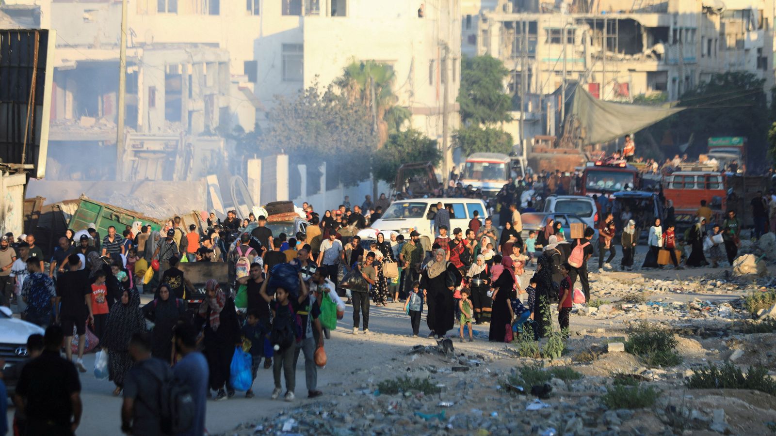 Una marea de ciutadans de la part oriental de la ciutat de Gaza abandona els seus barris