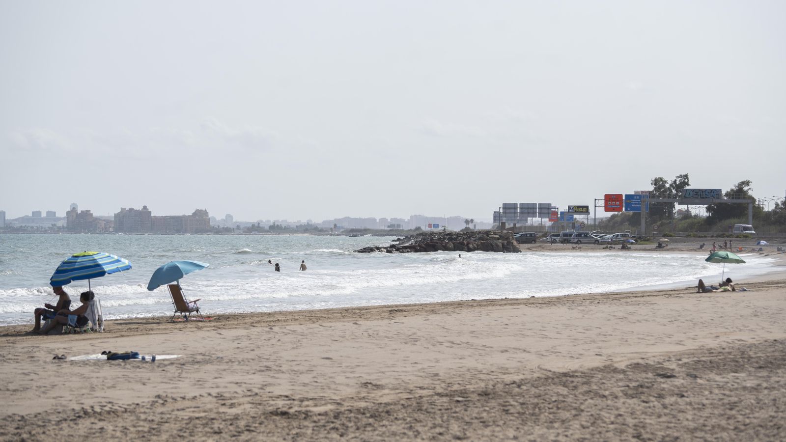 Banyistes a la platja de Massalfassar