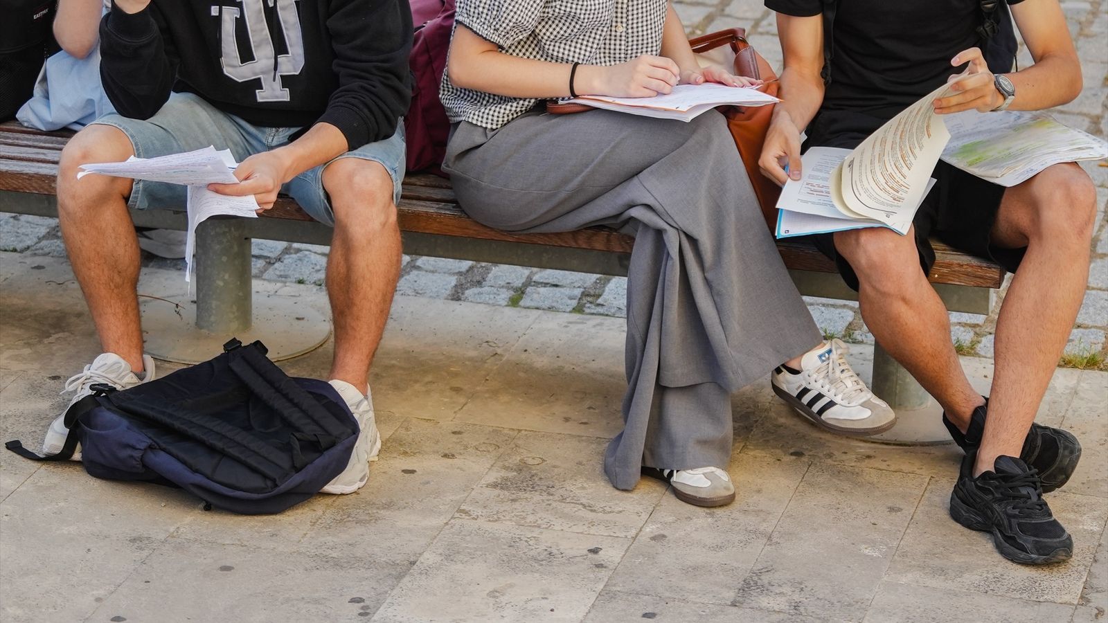 Tres estudiants repassen els apunts abans del primer exàmen de la PAU 2026 a la Comunitat Valenciana