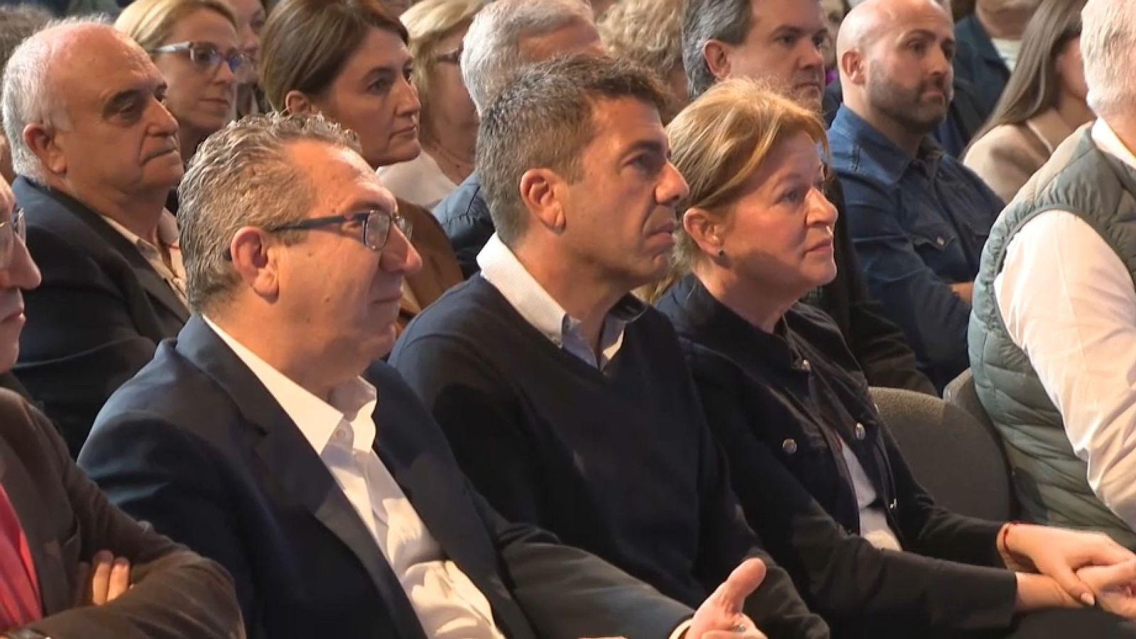 Mazón, amb el president del PP de la província d'Alacant, Toni Pérez, i diversos representants i alcaldes del PP Mazón, amb el president del PP de la província d'Alacant, Toni Pérez, i diversos representants i alcaldes del PP