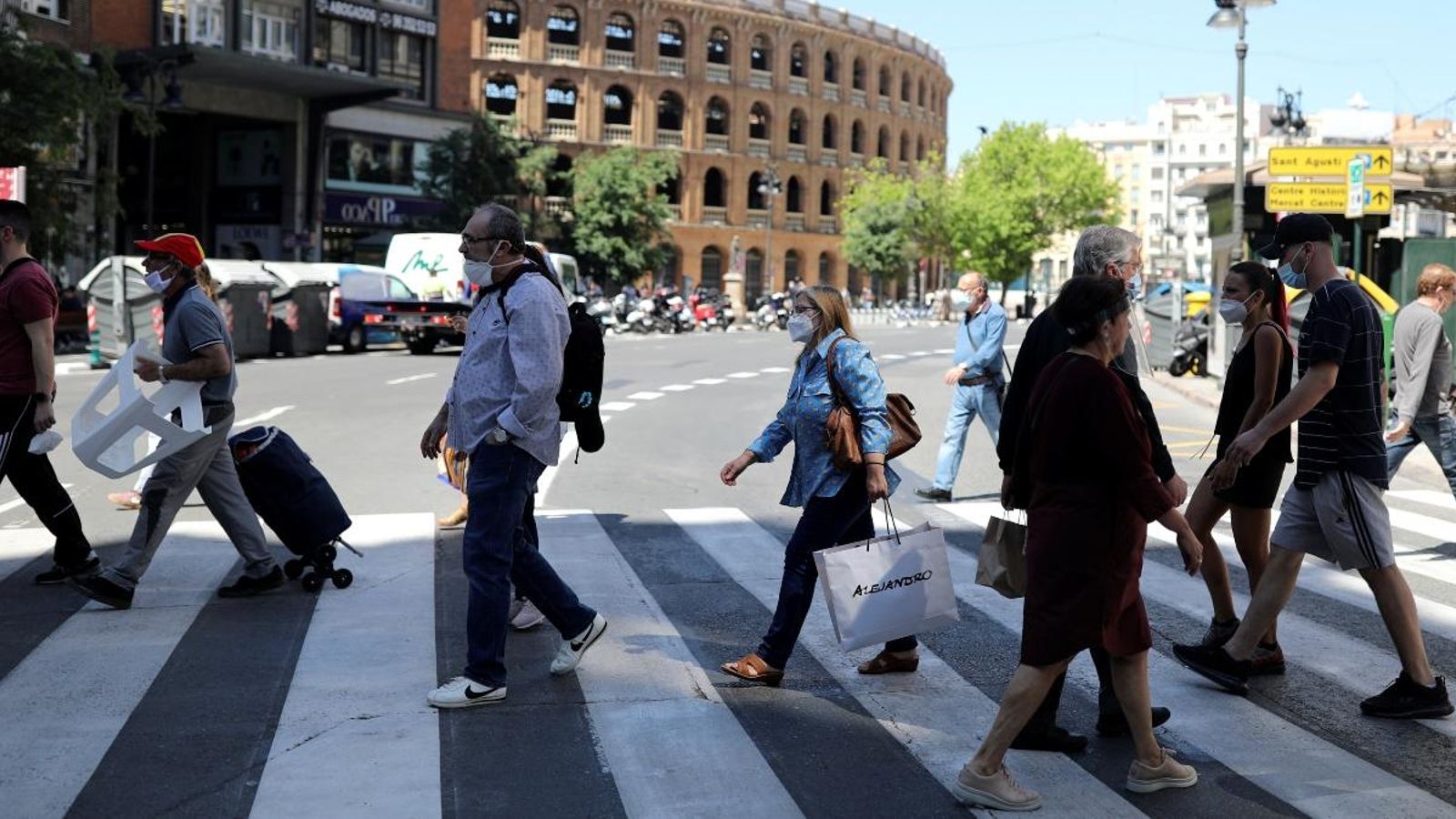 Persones passejant amb mascareta al carrer Xàtiva de València