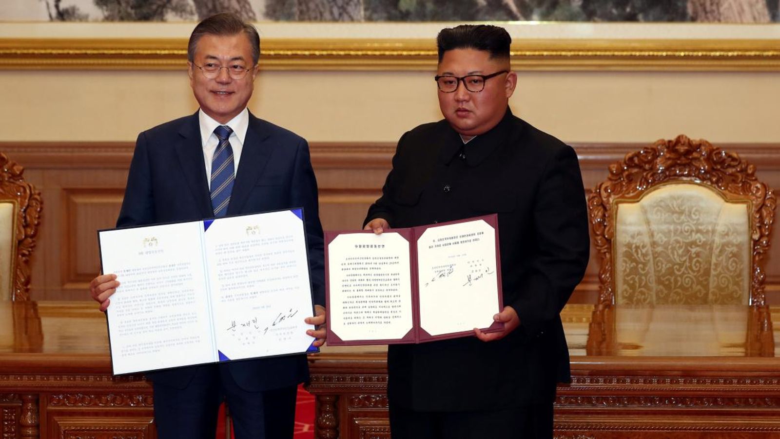 Els líders de les dues Corees posen per als fotògrafs amb l'acord signat aquest dimecres