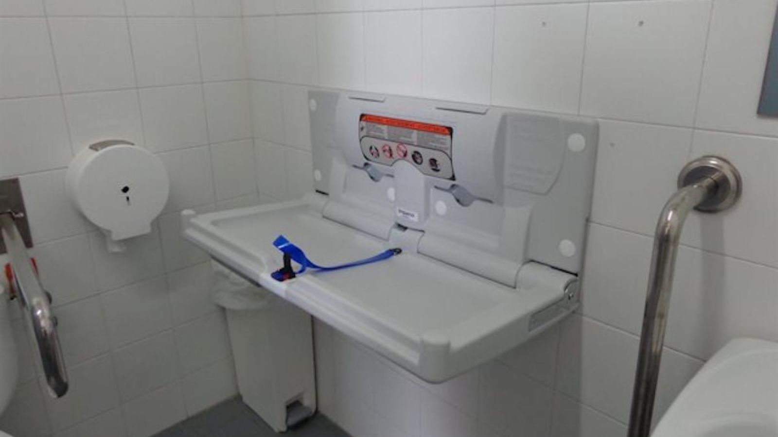 Acomiadat un cambrer per no deixar usar el bany de dones a un pare que volia canviar els bolquers al fill