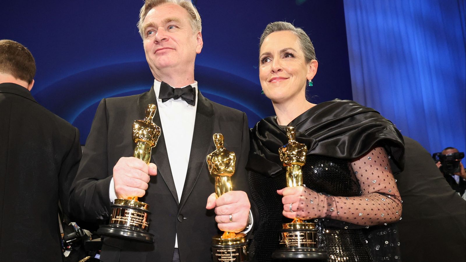 El cineasta Christopher Nolan i Emma Thomas, productora d''Oppenheimer' posen amb els seus Oscars a Los Ángeles