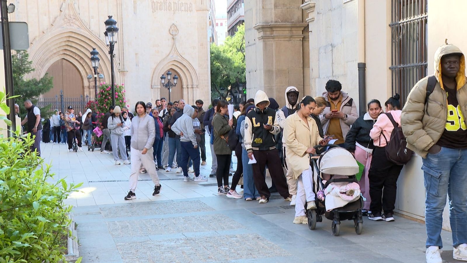 Cua de migrants a la plaça Major de Castelló de la Plana, este dimarts