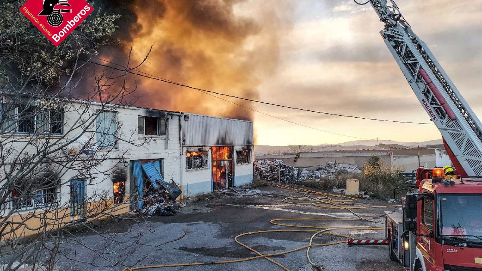 Efectius provincials dels bombers d'Alacant treballen a la zona de l'incendi, este divendres