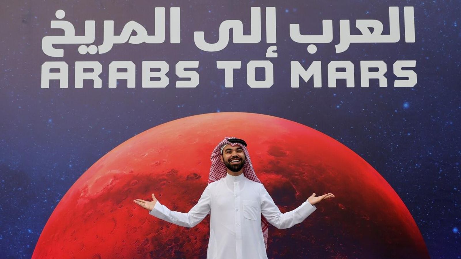 Un ciutadà dels Emirats Àrabs Units celebra a Dubai l'entrada en l'òrbita marciana de la missió àrab