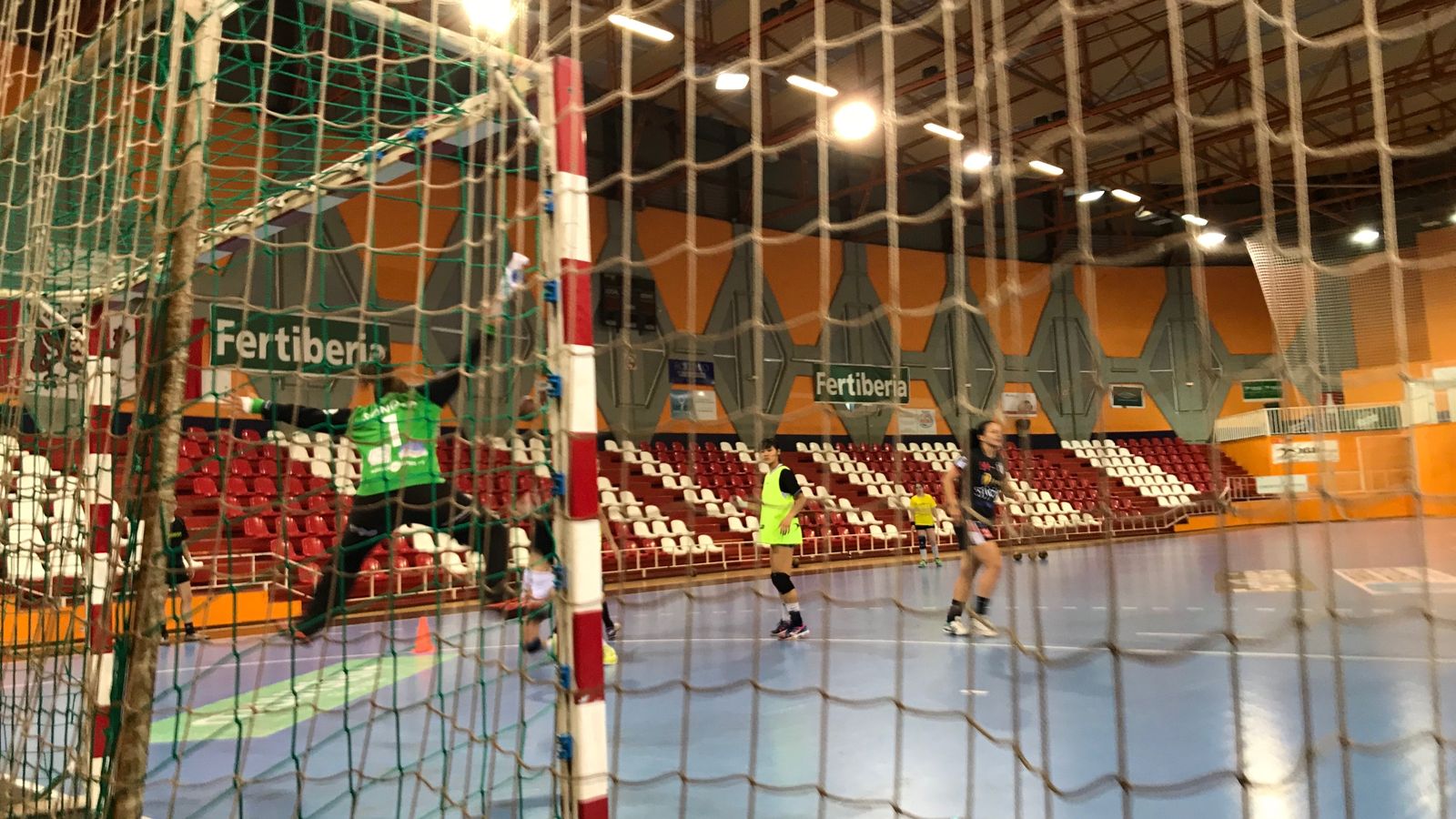 Les xiques del Morvedre s'entrenen a l'Ovni del Port de Sagunt