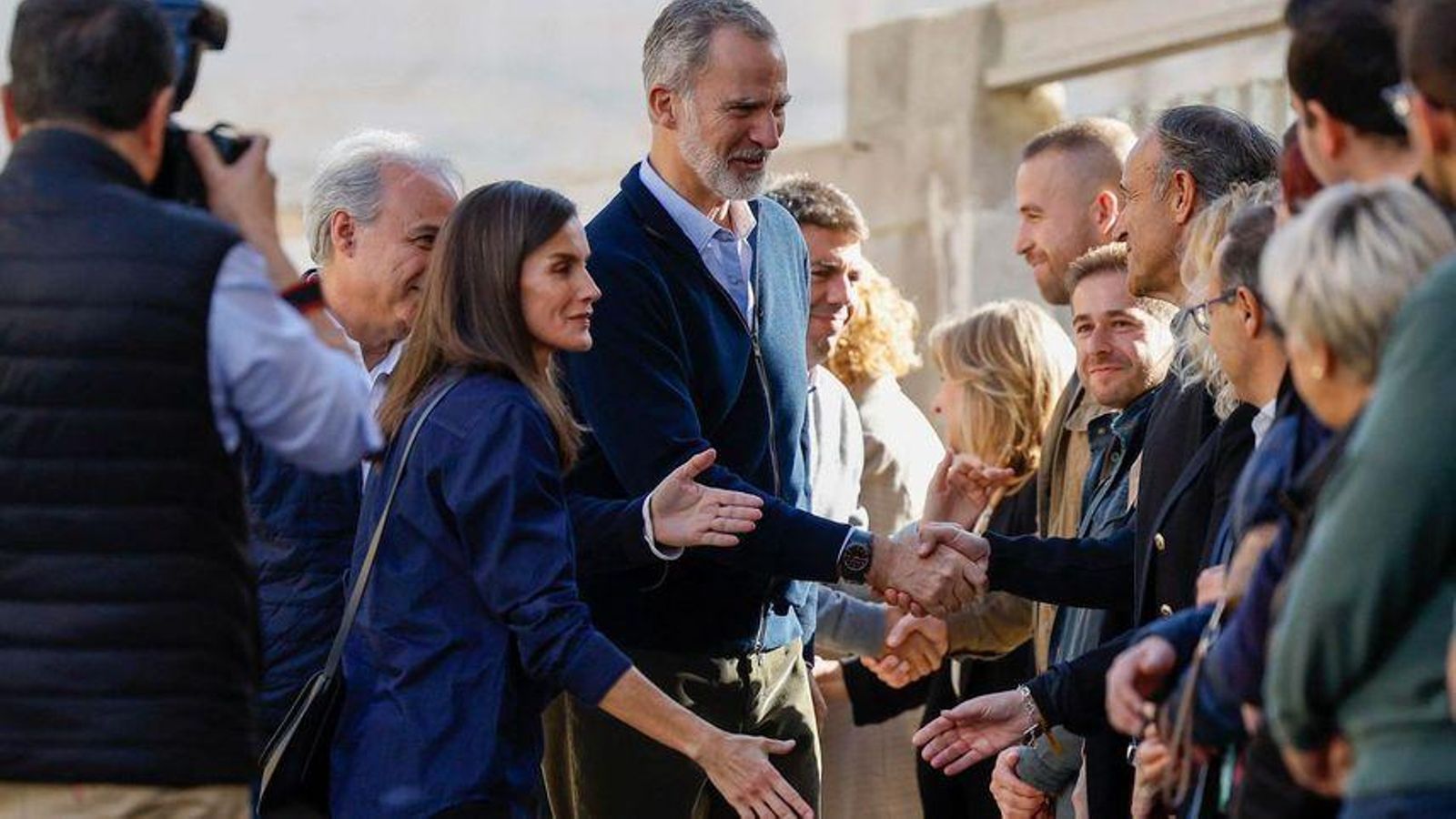 Els reis, a la seua arribada a Utiel, saluden les autoritats locals