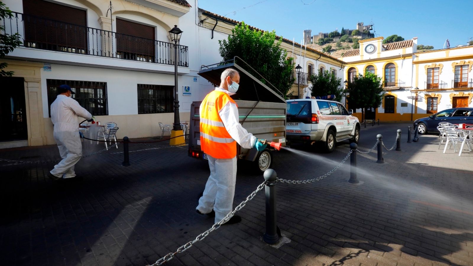 Dos treballadors de l'Ajuntament d'Almodóvar el Río, a Córdova, desinfecten els carrers del municipi