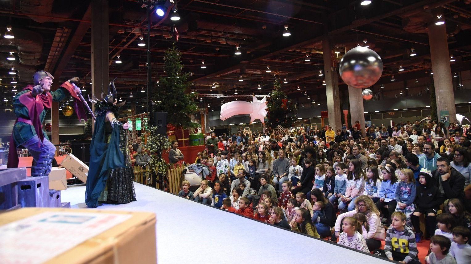 Desenes de xiquets i xiquetes assisteixen a un espectacle a la fira d'Expojove el 2023 Desenes de xiquets i xiquetes assisteixen a un espectacle a la fira d'Expojove en 2023