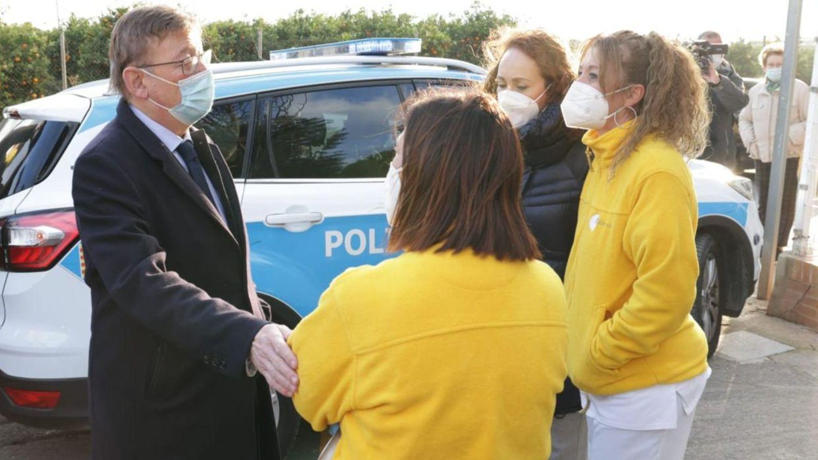El cap del Consell, Ximo Puig, dona suport a un grup de treballadores de la residència El cap del Consell, Ximo Puig, dona suport a un grup de treballadores de la residència