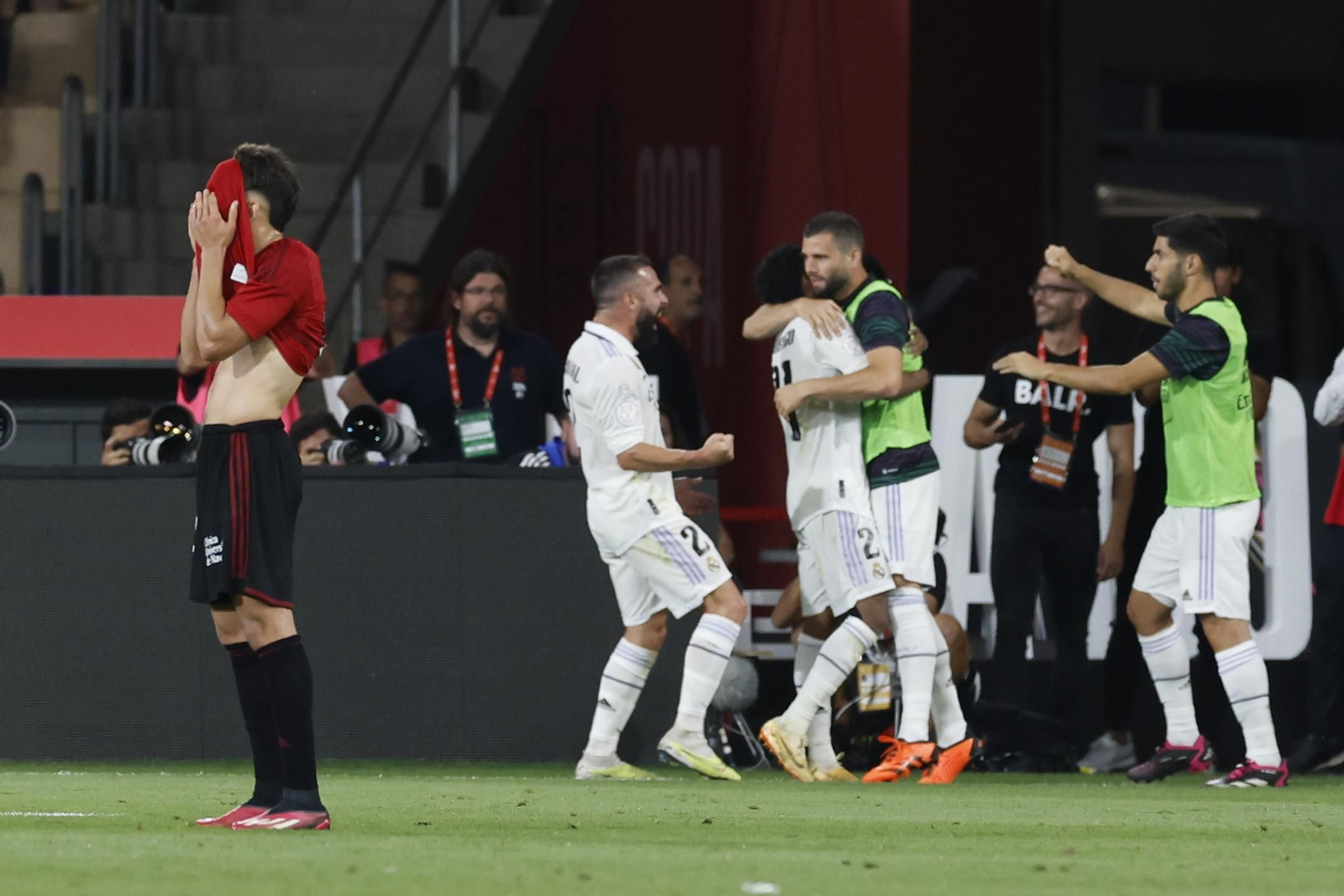 Els jugadors del Reial Madrid celebren el segon gol de Rodrygo