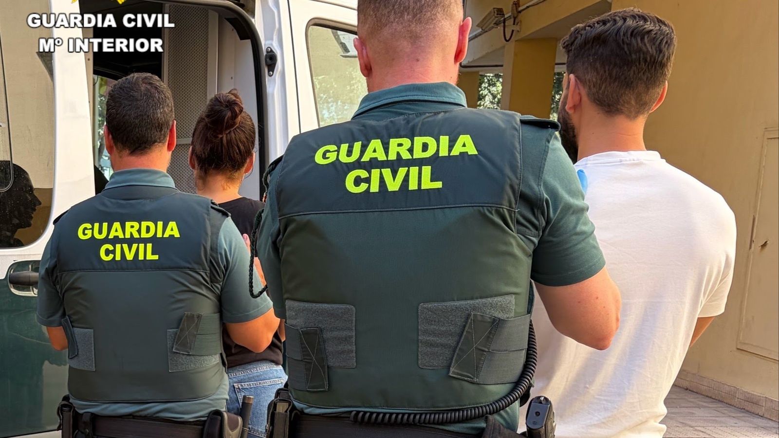 Dos agents de la Guàrdia Civil traslladen la dona i l'home arrestats pel robatori fet amb la tècnica del matalleó