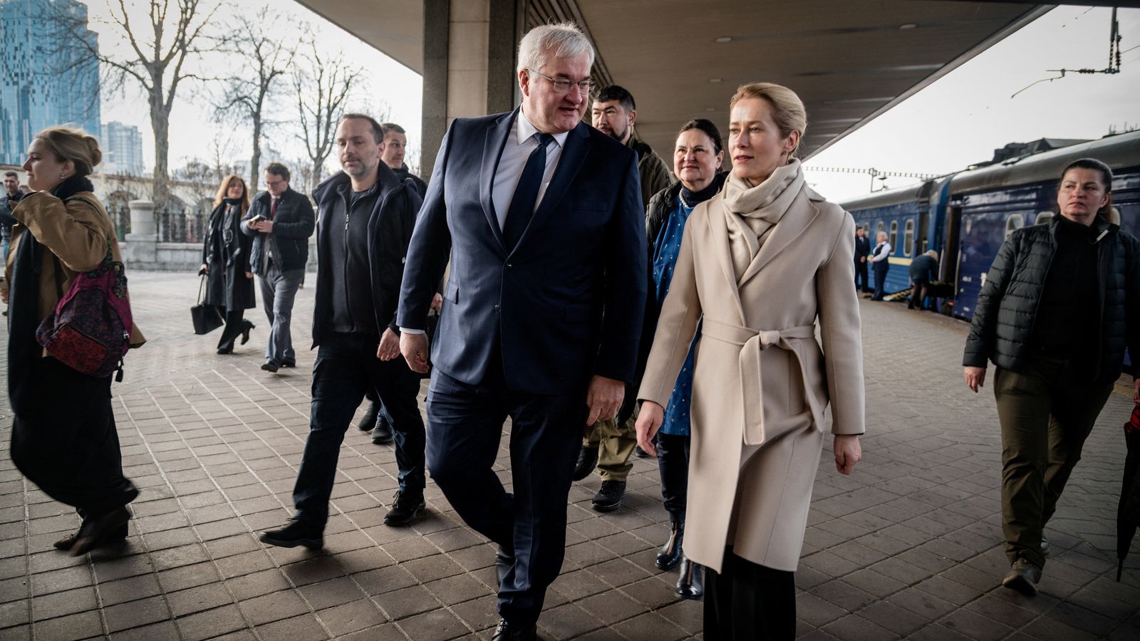 El ministre d’Exteriors d’Ucraïna, Andrí Sibiga, i l’alta representant de la Unió Europea per a Afers Exteriors, Kaja Kallas, a la seua arribada a una estació de tren de Kíiv, a Ucraïna