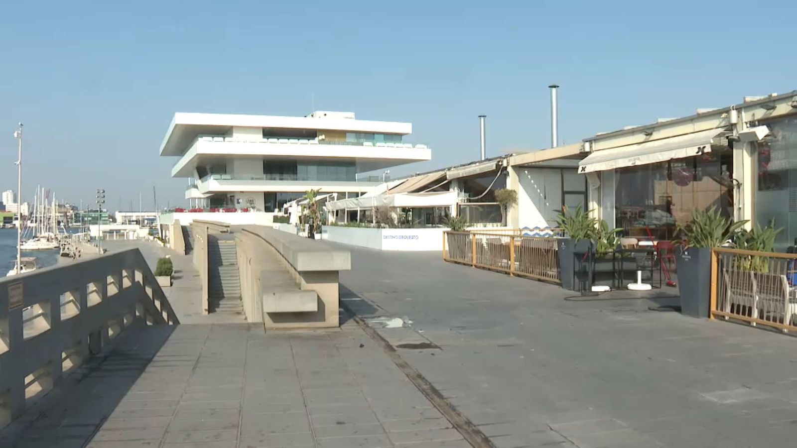 La zona d'oci de la Marina de València, on la policia va trobar el jove ferit i inconscient després d'haver rebut suposadament una pallissa