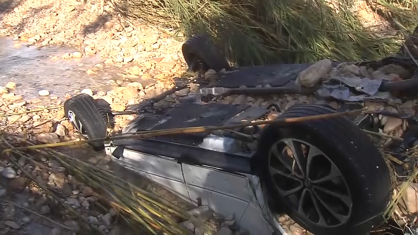 Cotxe bolcat en un barranc com a conseqüència de la DANA