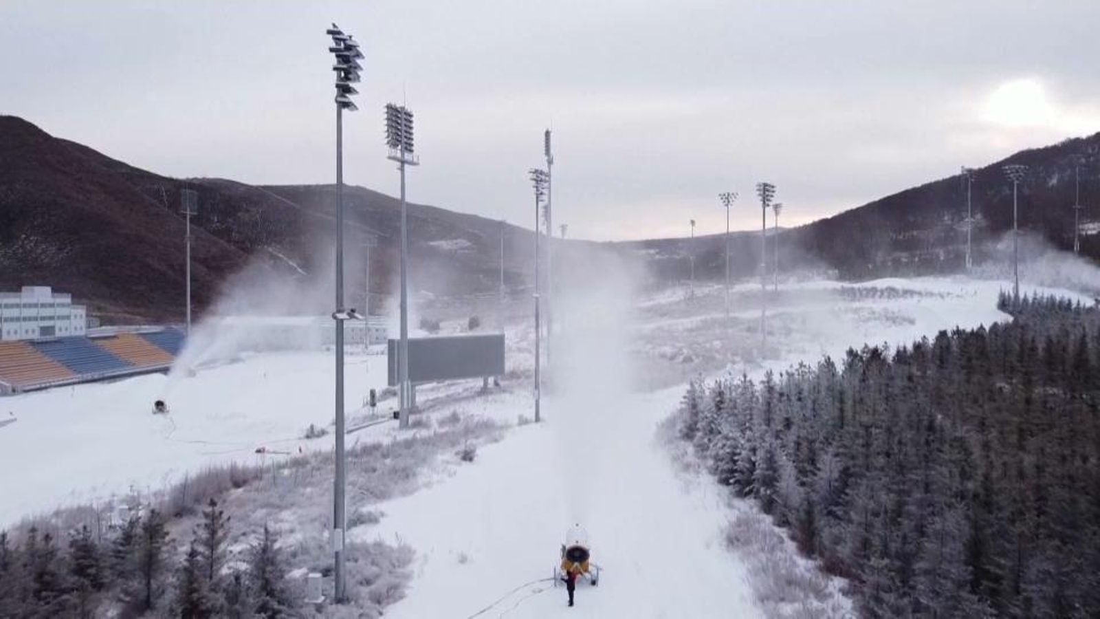 Prompte totes estes muntanyes marrons, lluiran per a l’ocasió amb més d’1 milió de tones cúbiques de neu