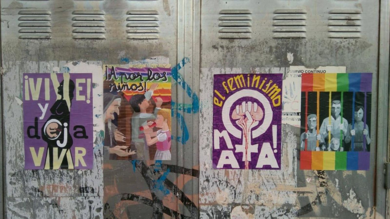 Imatge dels cartells a la tanca del centre educatiu.