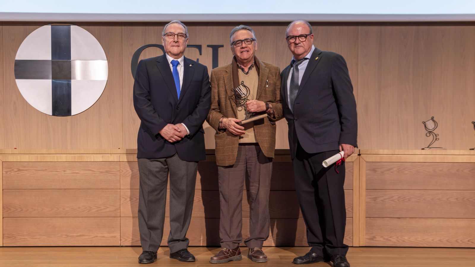 Miquel Francés, amb el premi, al costat de Joan Bocanegra, president provinvial de la FSMCV, i de Gabriel García Margaix, president de l'Horta Nord d'este col·lectiu