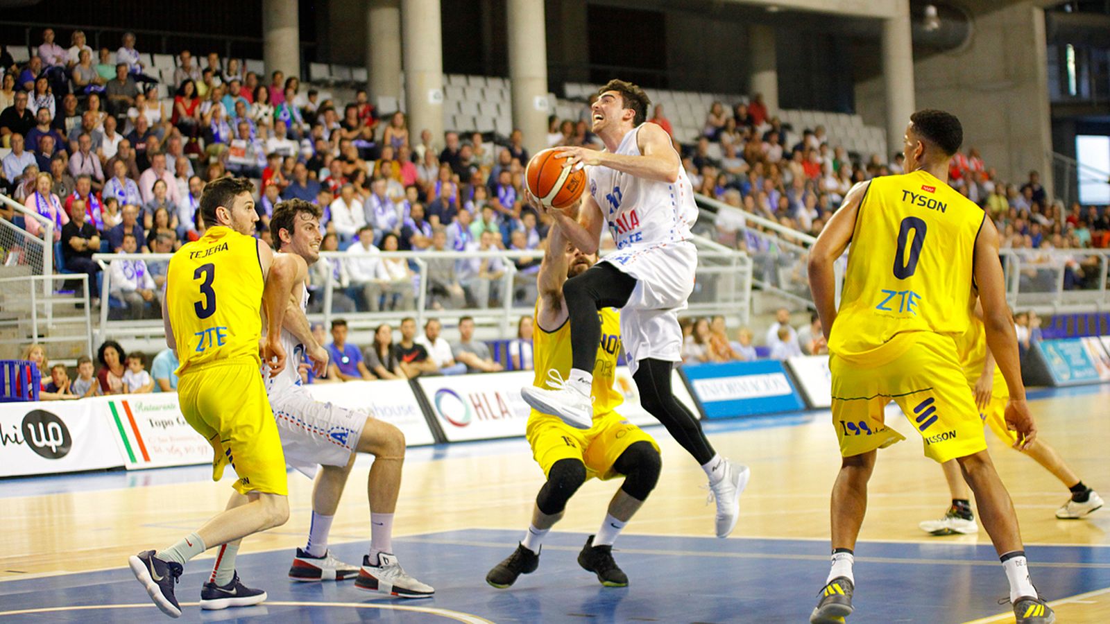 Lobo s'obri pas davant la defensa del Canoe en un atac del Lucentum