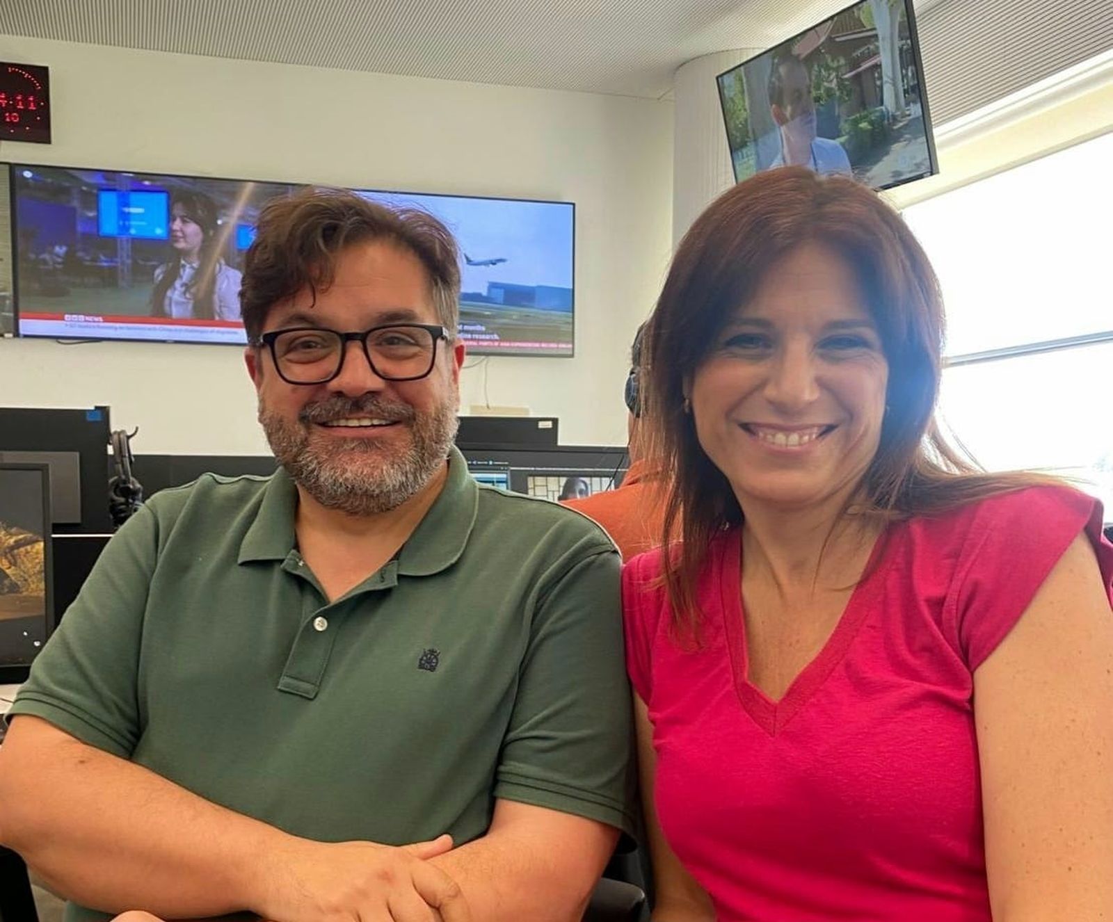 Els periodistes Paco Miguel y Silvia Aucejo, en la redacció d'À Punt
