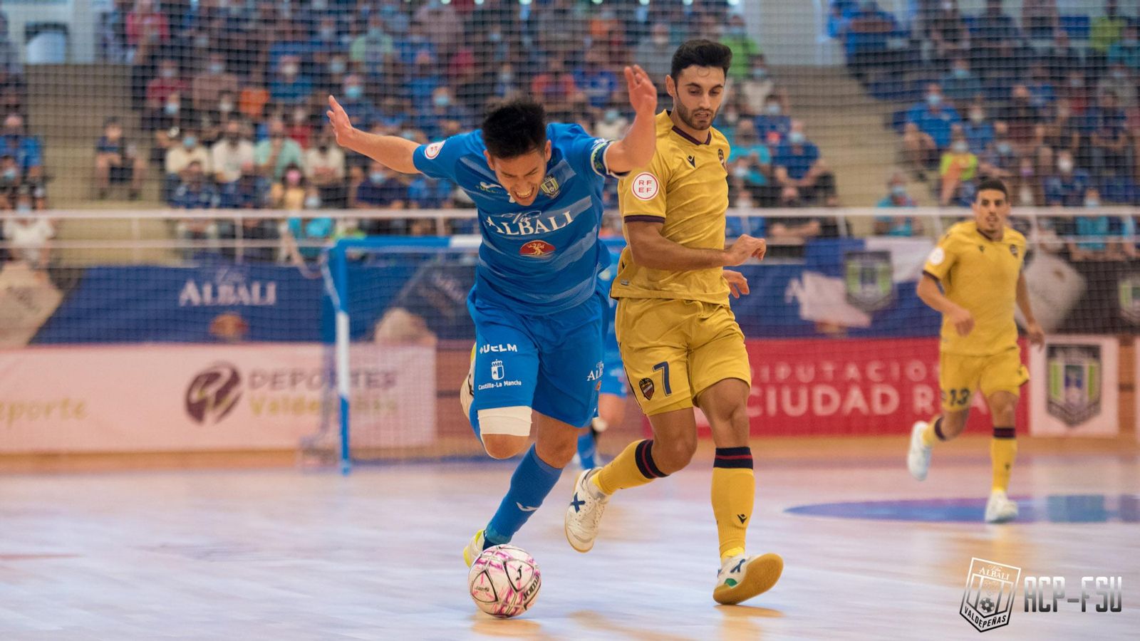 El jugador del Llevant Rubi persegueix un jugador rival