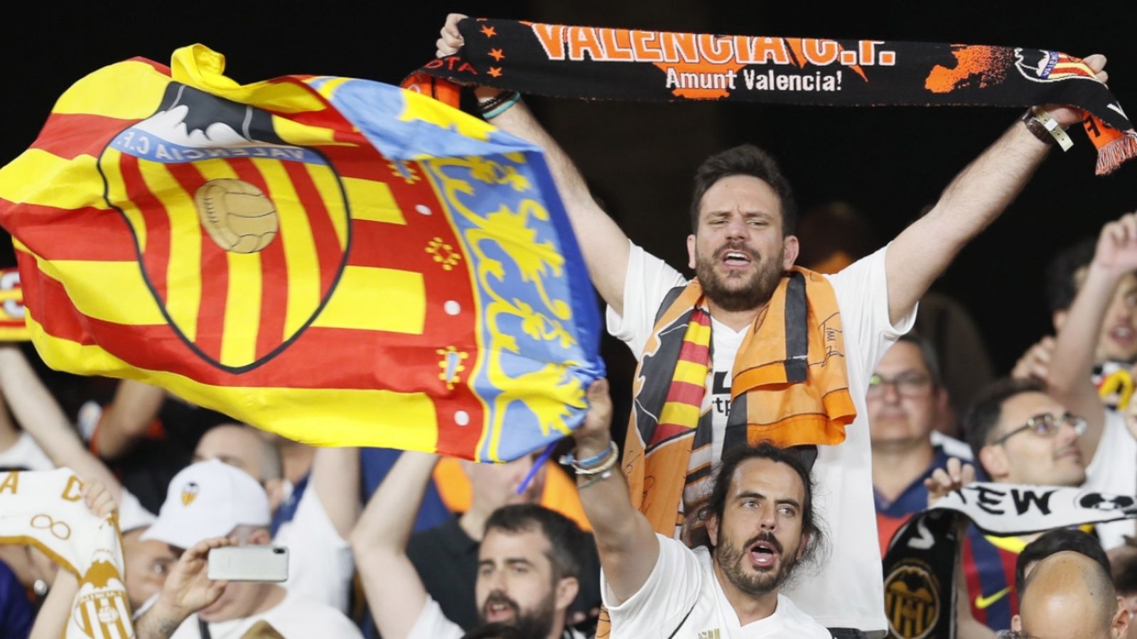 L'afició celebra la victòria anit a la plaça de l'Ajuntament