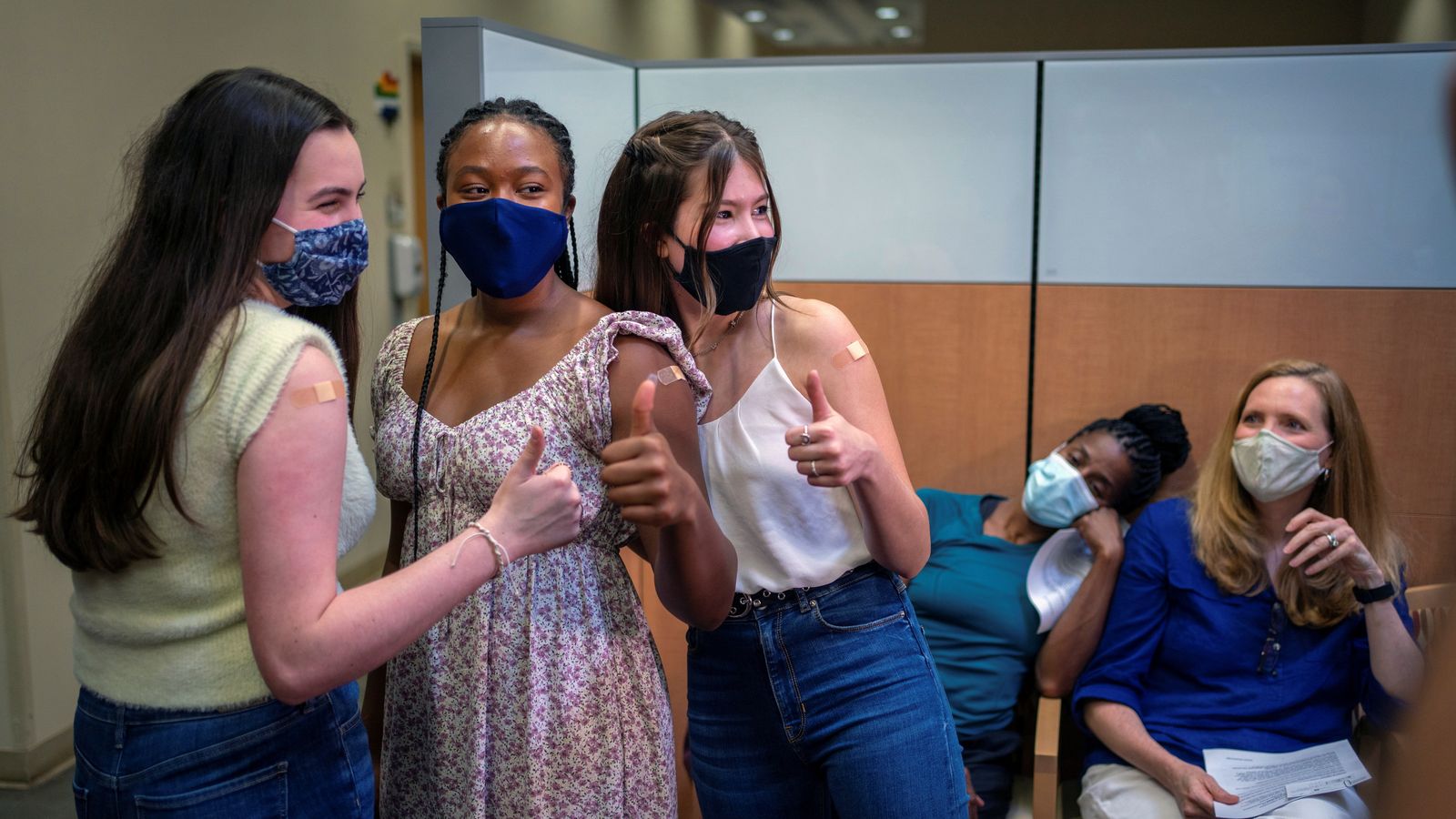 Tres adolescents estatunidenques posen després d'haver rebut la vacuna contra la Covid-19