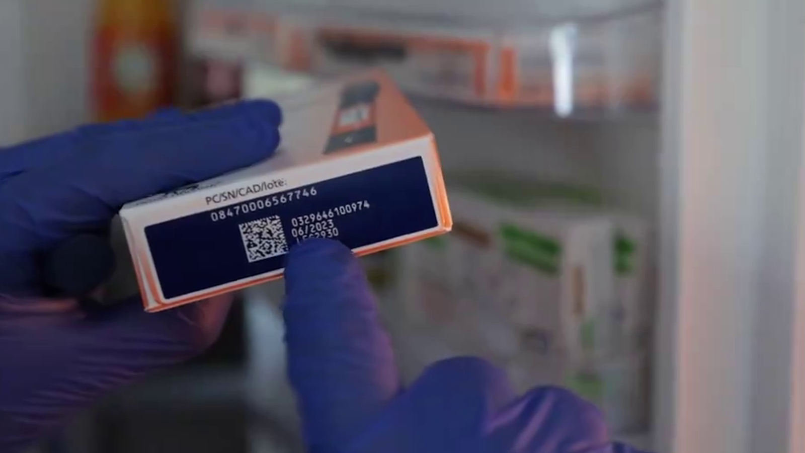 Un agent mostra la data de caducidat d'un dels fàrmacs que acumulava l'arrestada al xalet