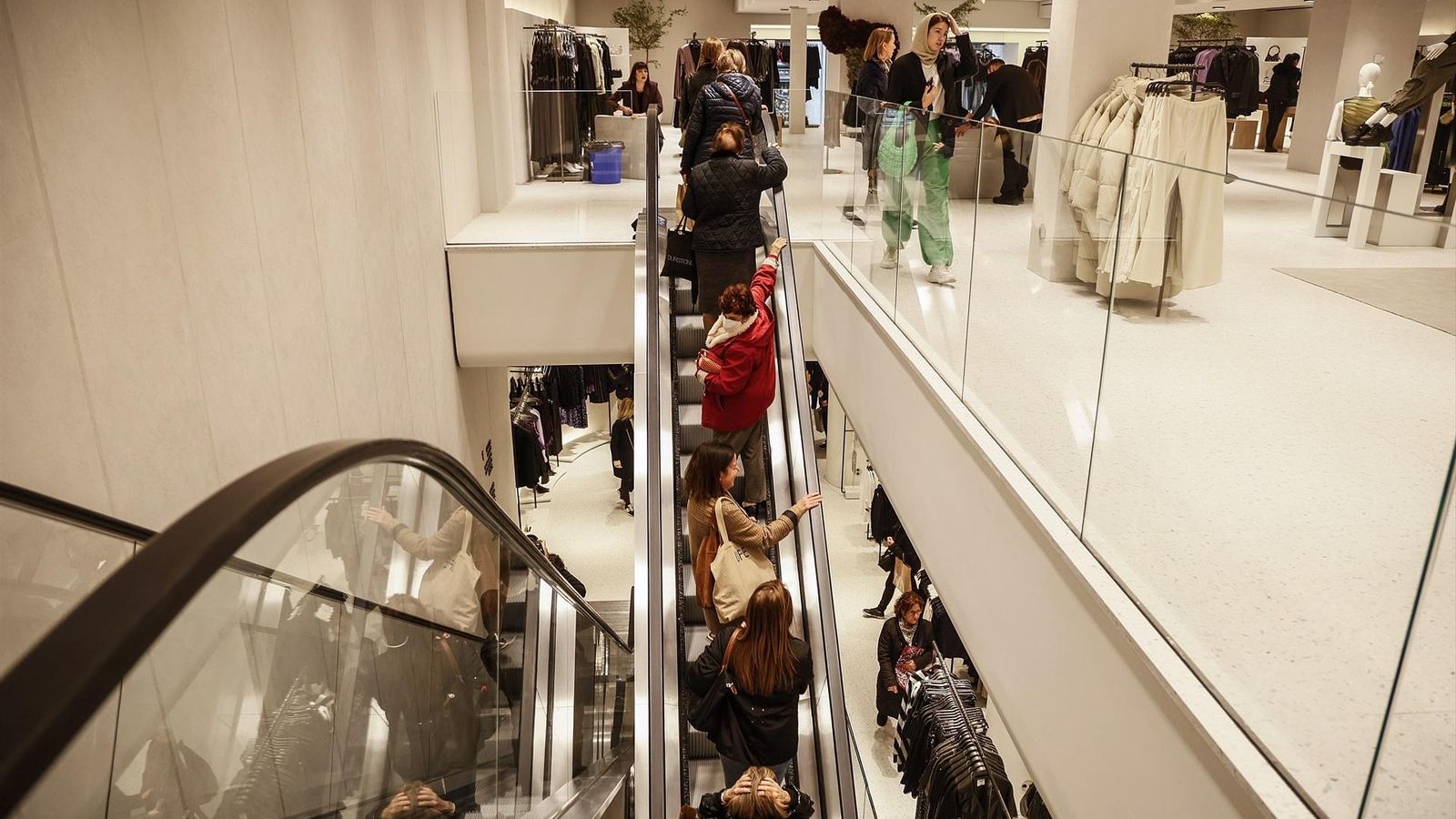 Diverses persones a la macrobotiga de Zara a València