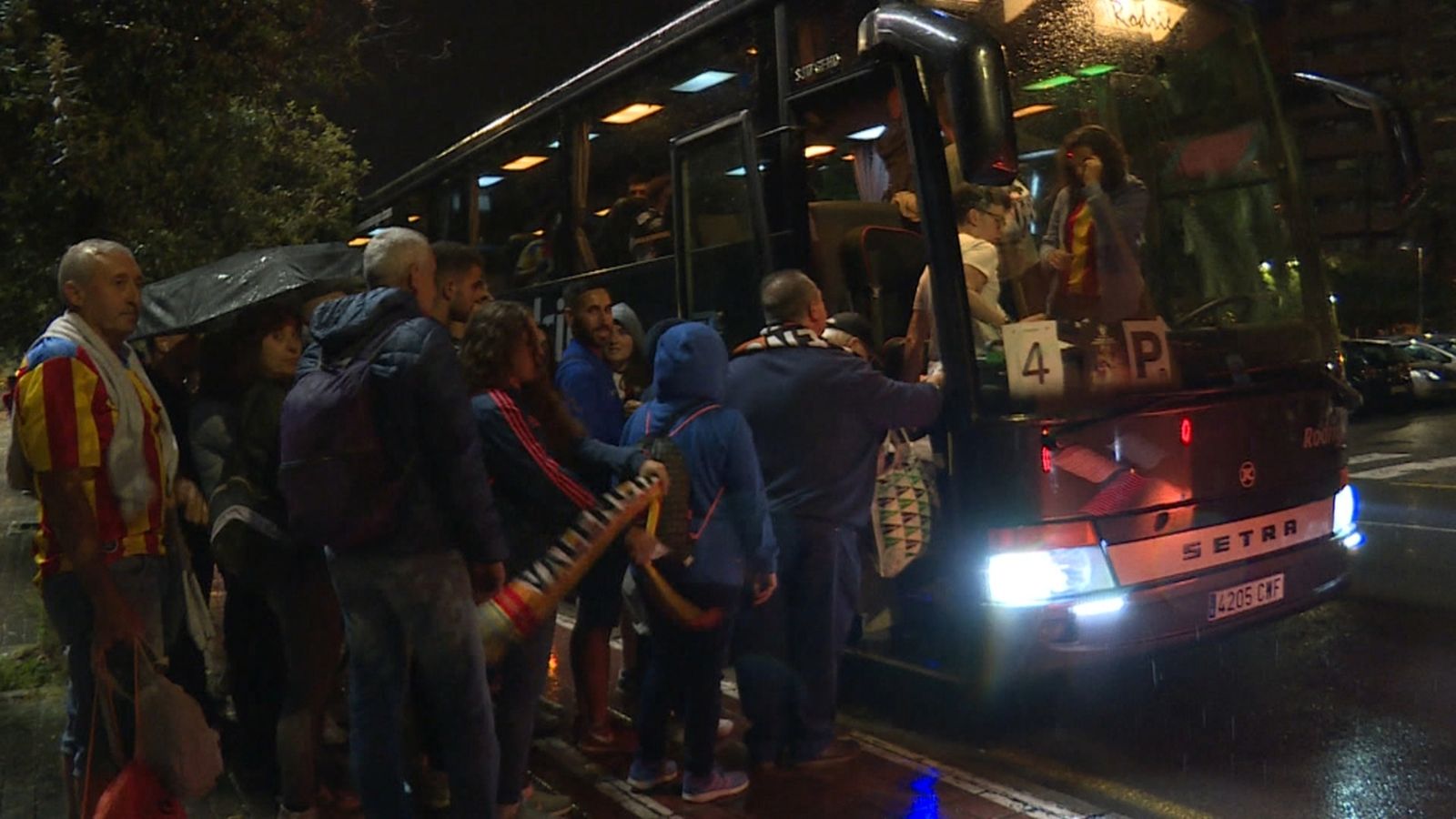 El valencianisme pren Sevilla en cotxe, autobús, tren i avió