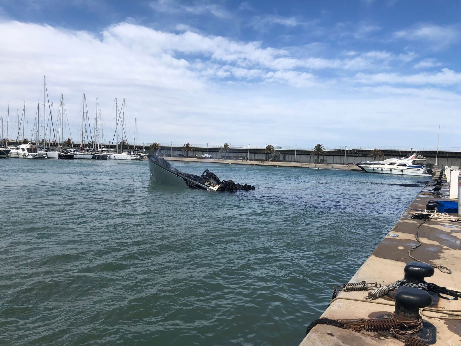 El iot francés incendiat una vegada s'ha afonat