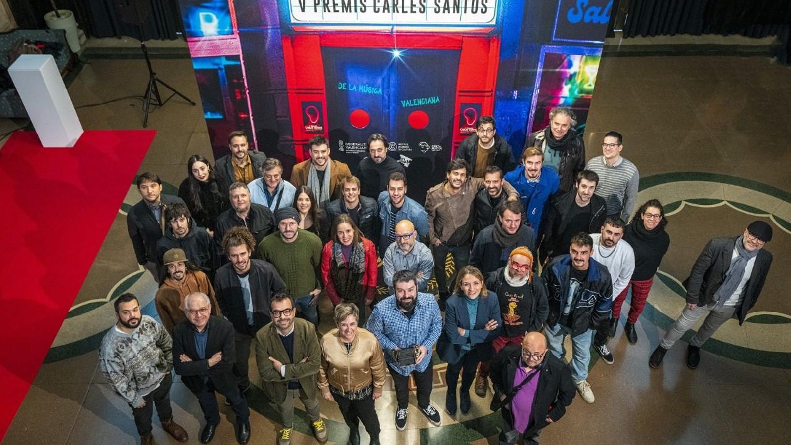 La consellera de Cultura, Raquel Tamarit, posa amb els membres de l'associació En Viu, que reprensenta una vintena de sales de concert