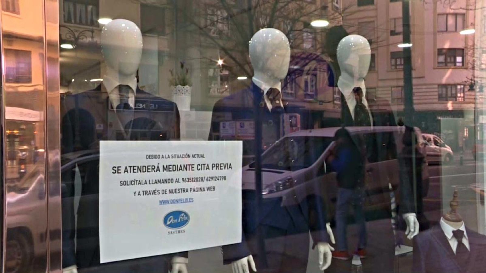 Un cartell anuncia l'atenció amb cita prèvia a un comerç del centre de València