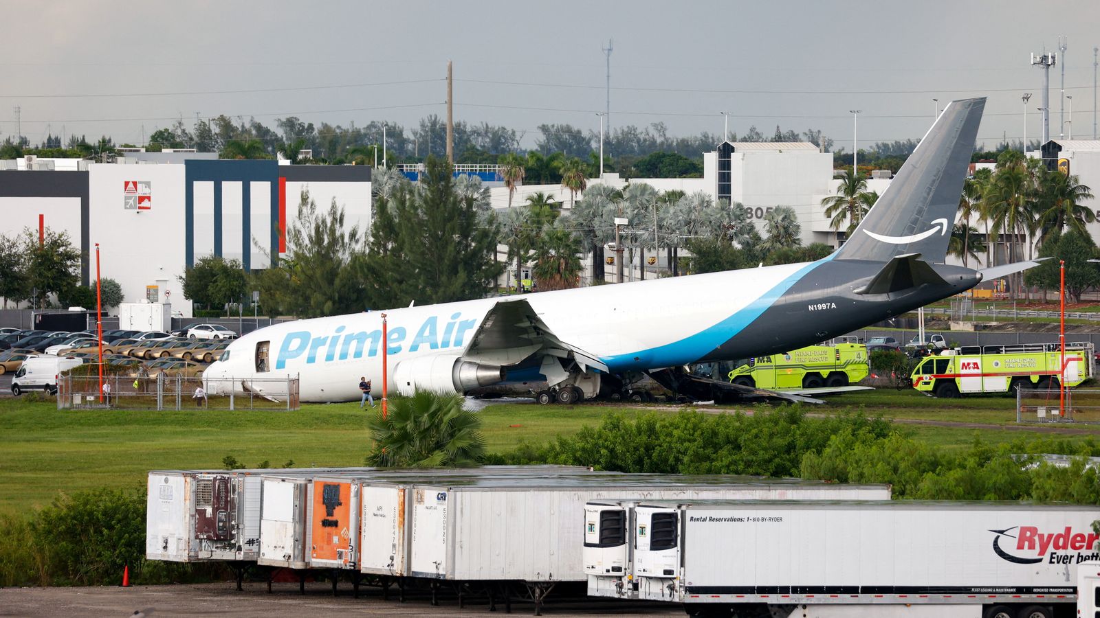 Vista d’un avió de càrrega d’Amazon Prime Air que, segons han informat fonts aeroportuàries, s’ha eixit de la pista de l’Aeroport Internacional de Miami, a Miami, Florida.
