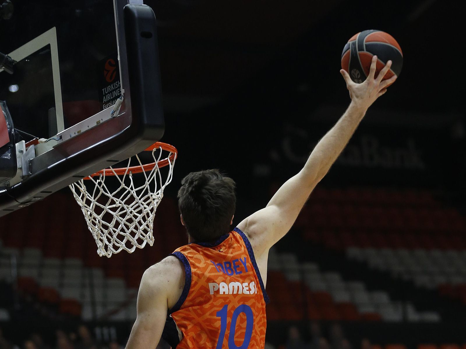 Llançament del jugador del València Basket, Mike Tobey, en el partit contra el Bayern de Munich