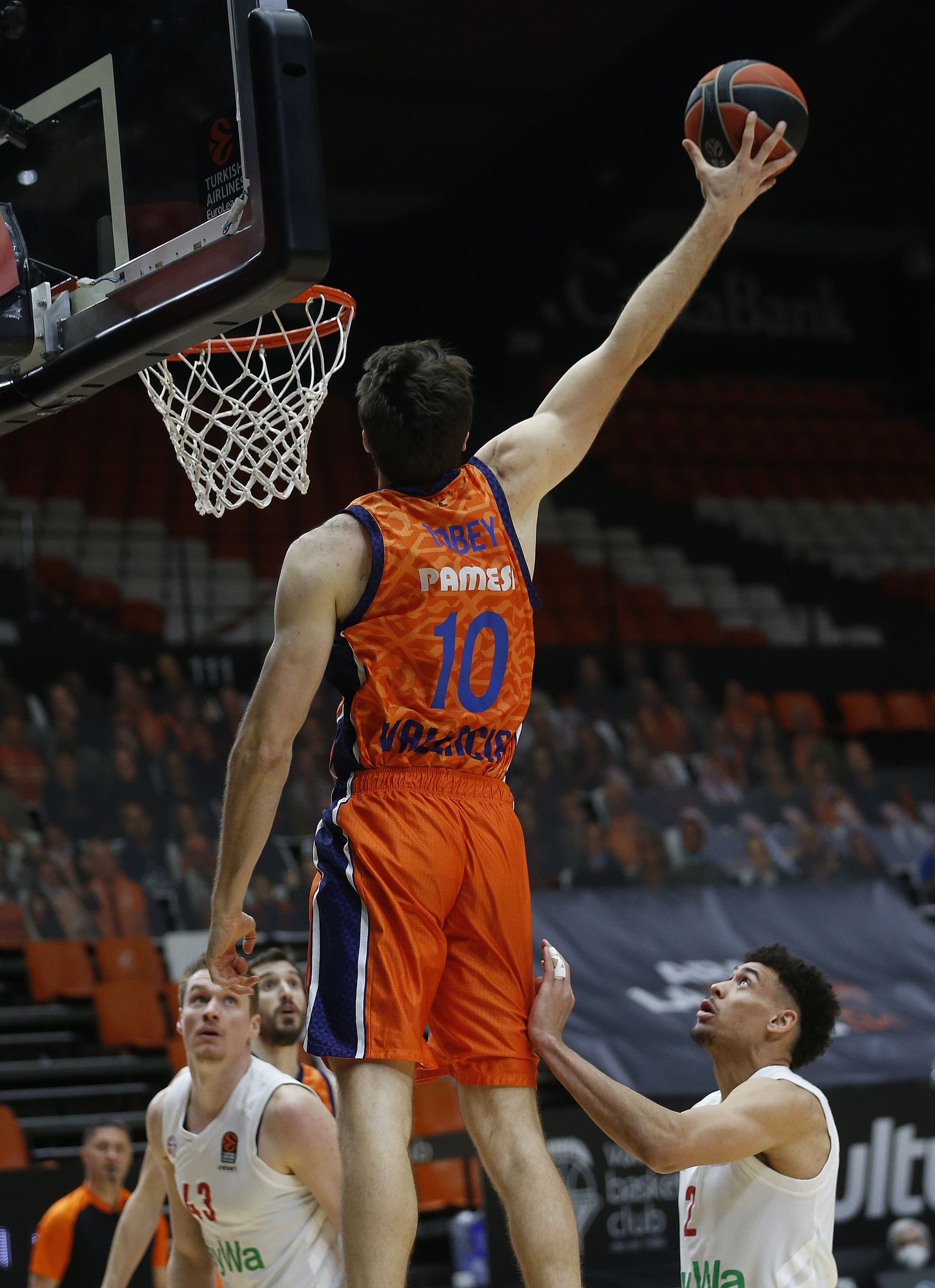 Llançament del jugador del València Basket, Mike Tobey, en el partit contra el Bayern de Munich