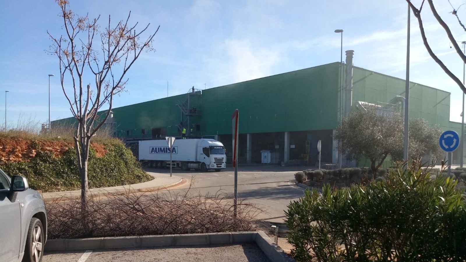 Els bombers ja tenen controlat el foc en la nau | À Punt