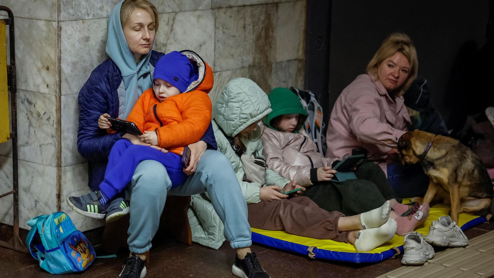 Famílies ucraïneses es refugien dins d'una estació de metro durant un atac amb míssils russos a Kíiv