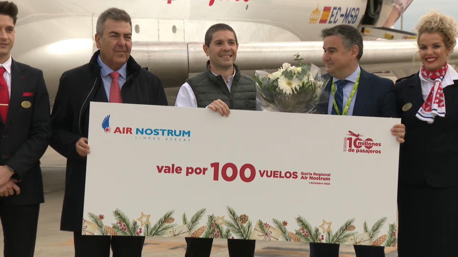 El passatger cent milions (centre), acompanyat del president d'Air Nostrum (esquerra) i del director de l'aeroport de València (dreta)