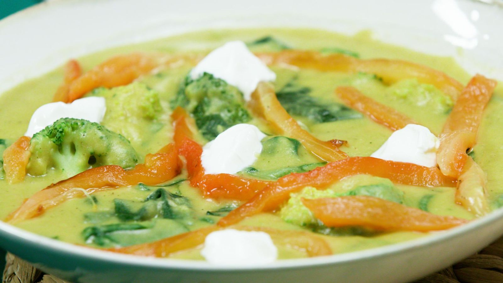 Sopa de verdures amb llegums i iogurt