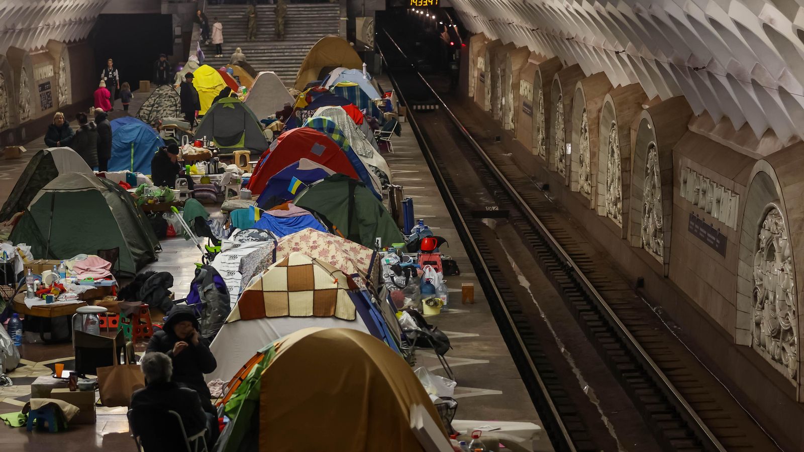 Ucraïnesos refugiats en el metre de la ciutat de Jarkov