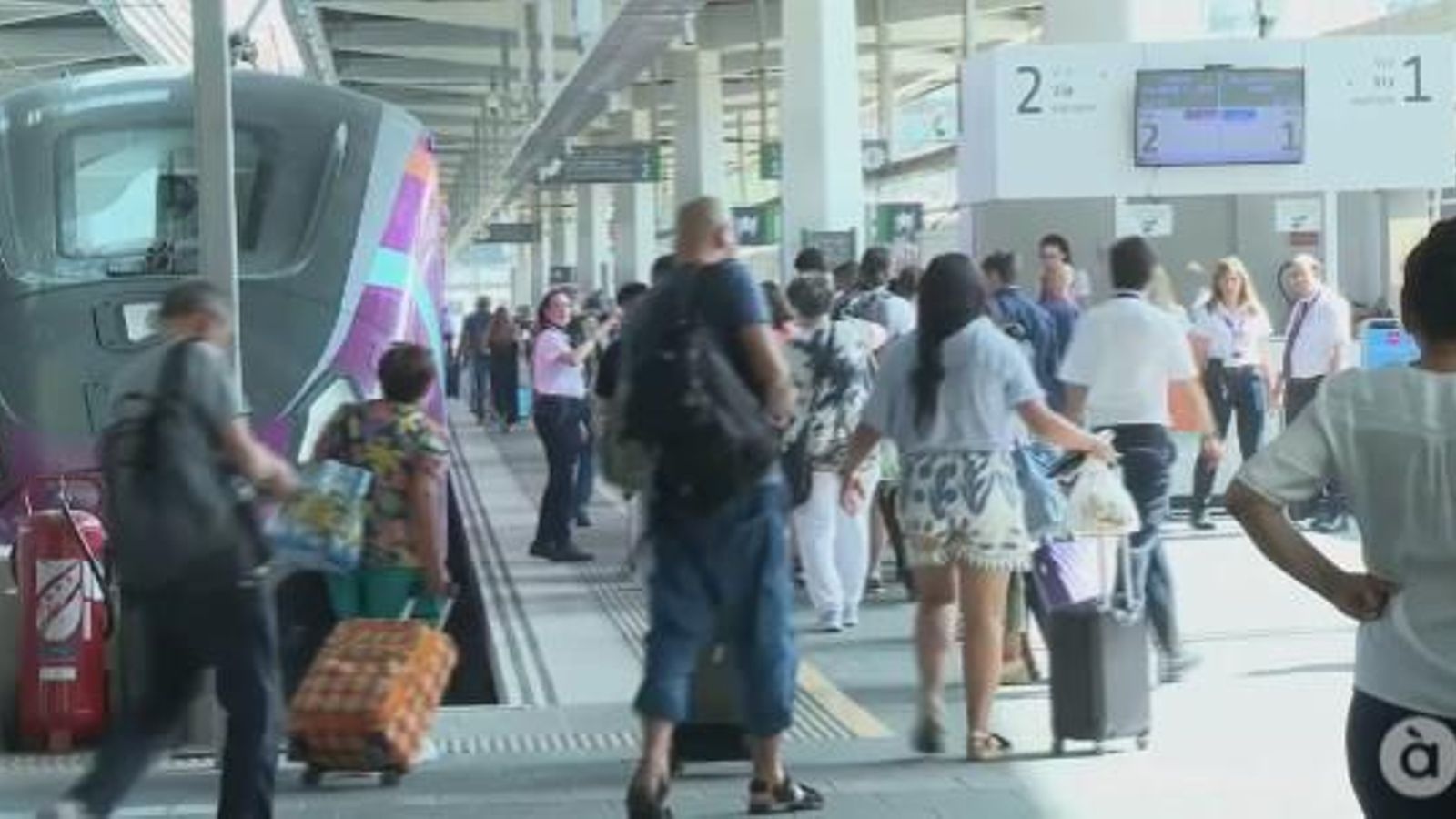 Passatgers en l'estació Joaquin Sorrolla de València