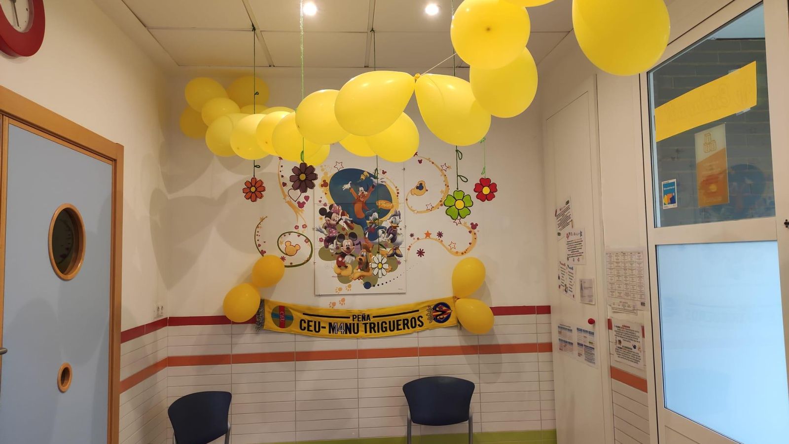 Alguns centres escolars també han decorat els seus corredors de groc