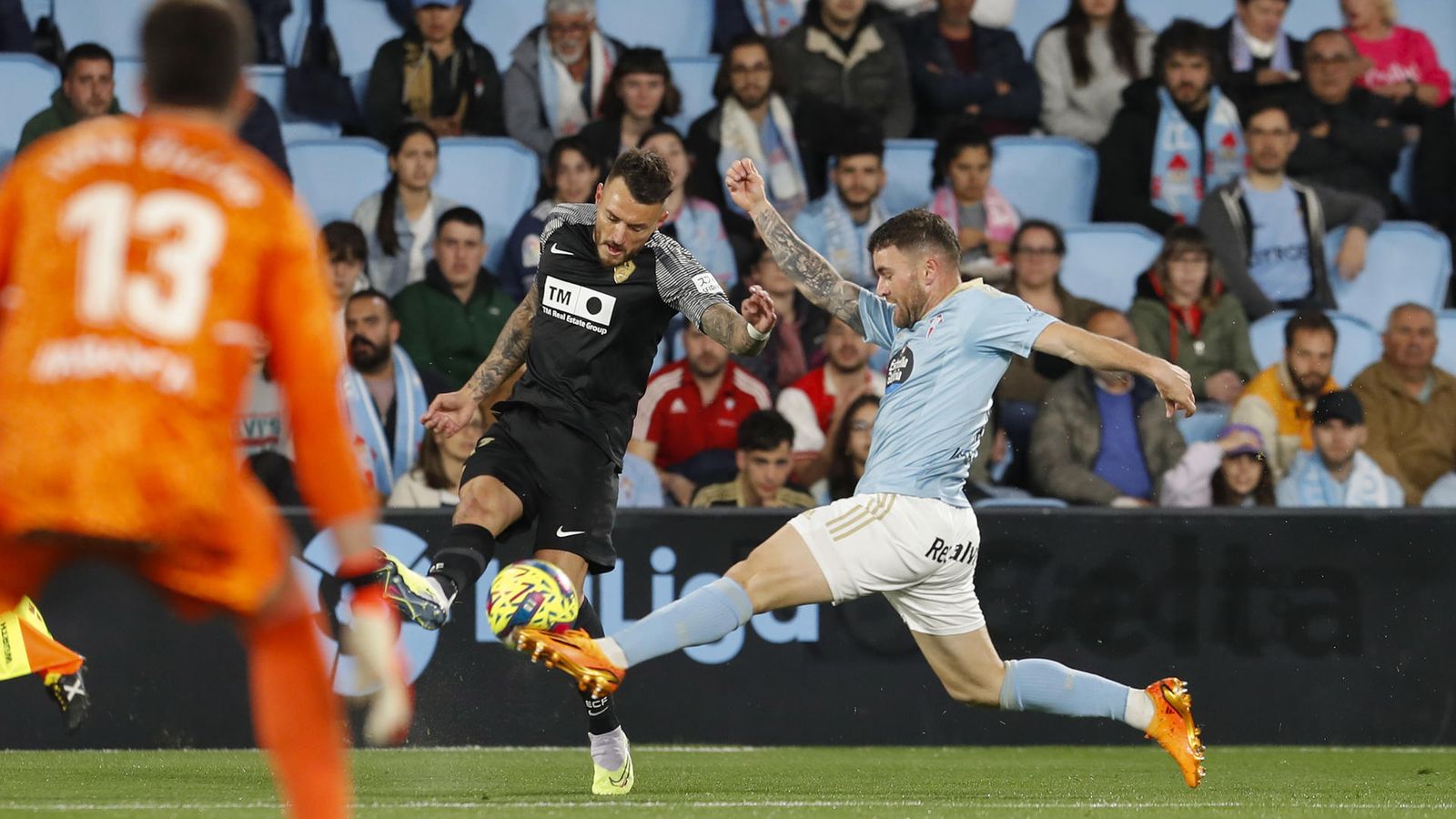 Josan fa un centre davant la pressió d'un jugador del Celta