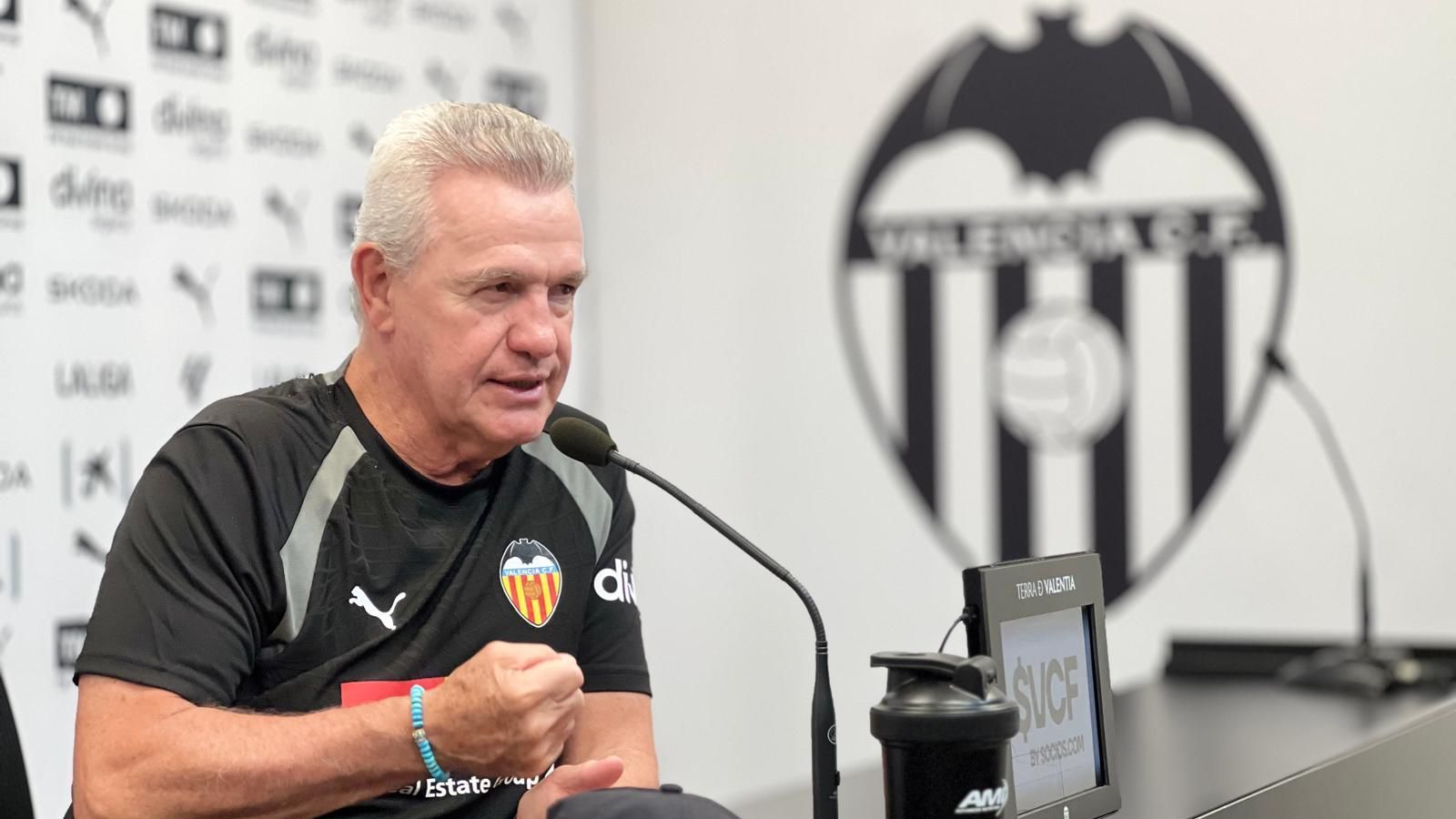 Javier Aguirre, durant la roda de premsa