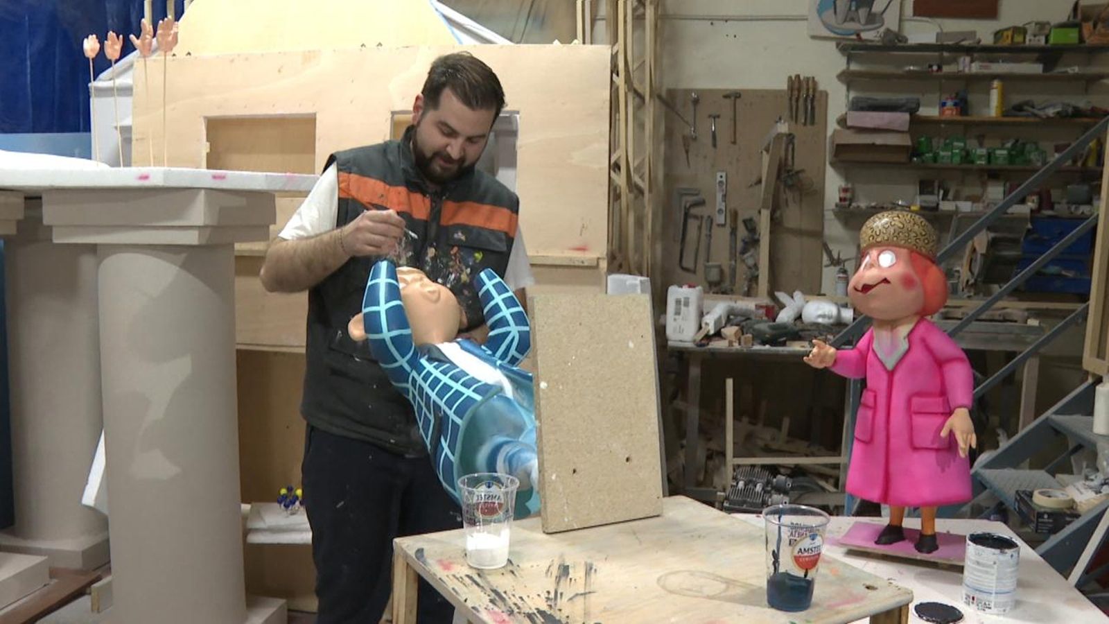 Adrián Carmona, membre de la falla Noscarmientas, prepara un monument